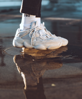 Tênis branco em uma pequena poça d'água